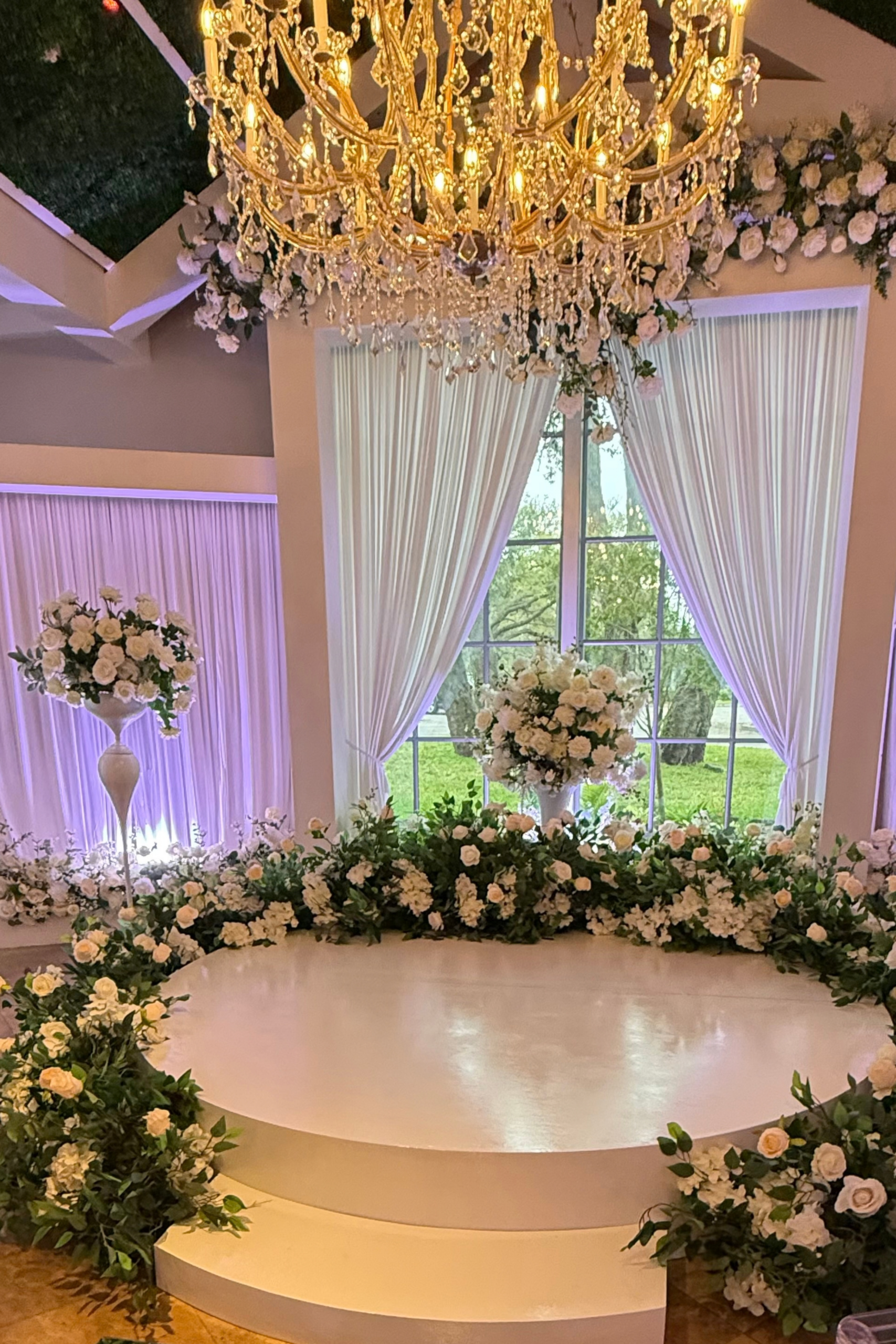 BLux round stage with faux florals for a luxury ceremony in Orlando